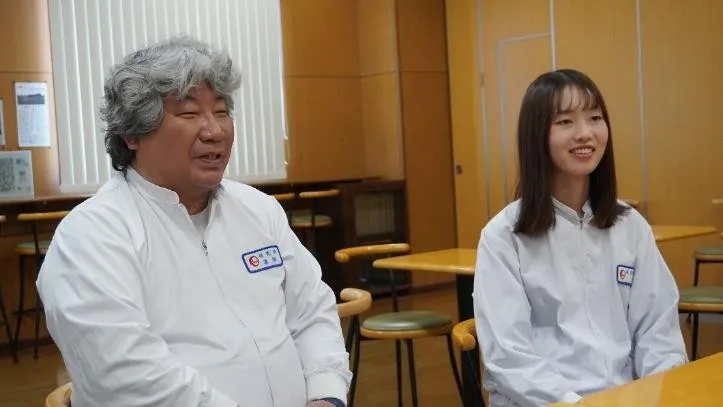 食感解析について語る月島食品工業株式会社　研究所の溝部さん・菅原さん