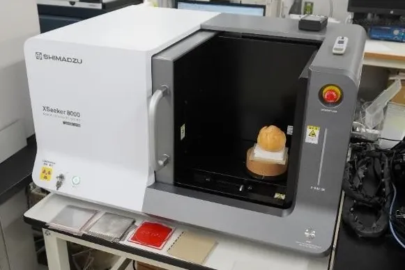 卓上サイズで食品サンプルも手軽にスキャンできる島津製作所製X線CT装置 XSeeker 8000